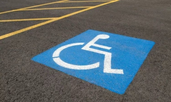 Водителей будут штрафовать за парковку на местах людей с инвалидностью
